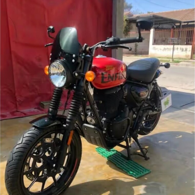 Motocicleta roja después de un lavado al detalle